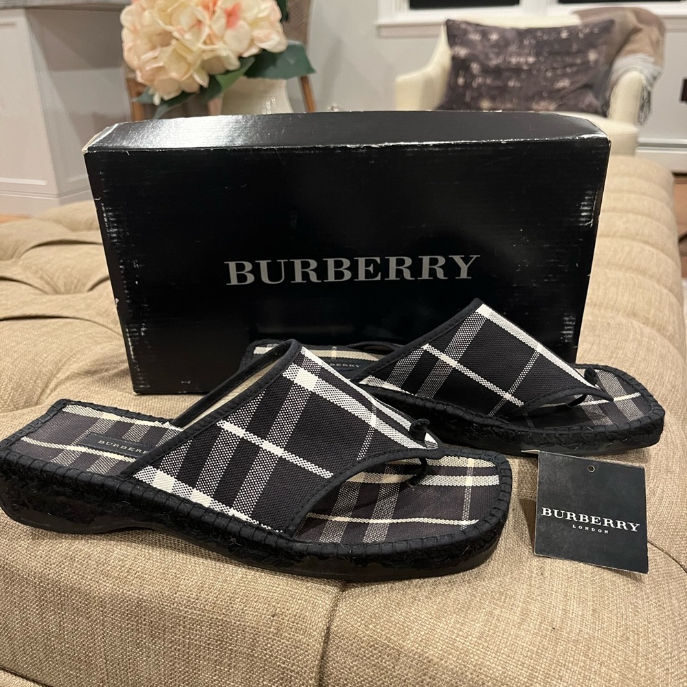 BURBERRY- sandals- size 38- EUC